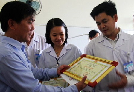 Giám đốc Sở Y tế Quảng Ngãi Nguyễn Tấn Đức trao khen thưởng cho các y, bác sỹ tham gia kíp mổ
