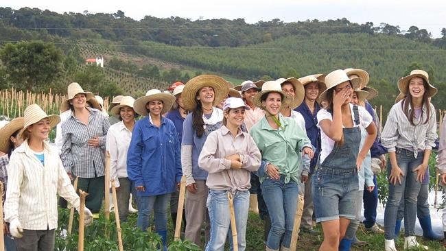 Nữ nhi quốc thời hiện đại lần đầu tiên mở cửa đón....trai