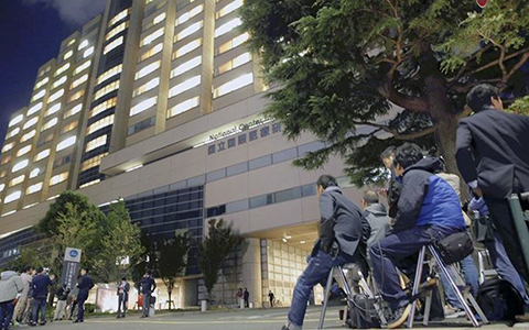 Báo giới tập trung trước cửa bệnh viện thực hiện xét nghiệm cho người đàn ông bị nghi nhiễm Ebola ở Nhật Bản (Ảnh ANN)
