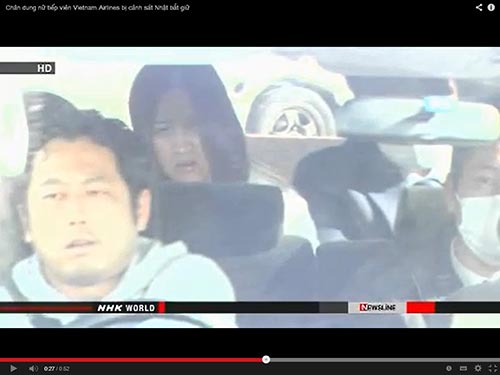 Bà Nguyễn Thị Ngọc Nga (ngồi hàng sau) bị cảnh sát Nhật Bản tạm giữ và đưa đi thẩm vấn vì bị cáo buộc là cầm đầu đường dây các tiếp viên hàng không Việt Nam nghi buôn quần áo mất cắp (Ảnh chụp lại từ video của NHK)