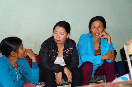 Người thân và hàng xóm đau xót trước cái chết của ba mẹ con cô giáo Diệu.