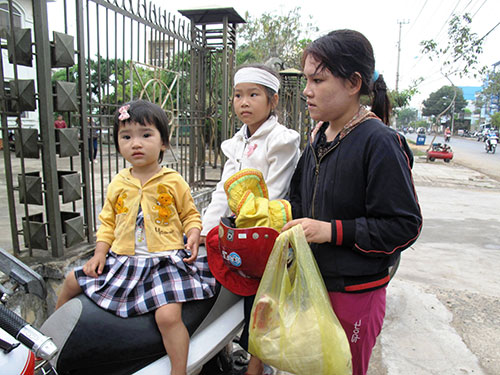 Chị Trần Thị Tâm, vợ bị hại Ngô Thanh Kiều, cùng các con cho biết quyết tâm làm sáng tỏ vụ việc