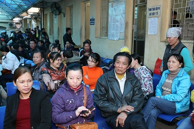 Việc chờ đợi người thân khám bệnh gây tâm lý mệt mỏi, lo lắng và dễ có hành động quá khích.(Ảnh chỉ có tính chất minh họa). Ảnh: TM