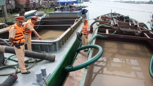 Lực lượng công an bắt quả tang một tàu khai thác cát trái phép.