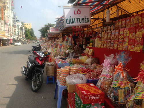 Các quầy bán đồ Tết ở TP Cần Thơ thưa vắng khách Ảnh: CA LINH Các quầy bán đồ Tết ở TP Cần Thơ thưa vắng khách Ảnh: CA LINH