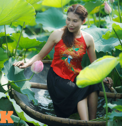 Hãy cùng với chúng tôi đến với Hà Nội để khám phá trang phục truyền thống độc đáo nhất của người phụ nữ Việt Nam: yếm sen. Với những bức ảnh nhẹ nhàng và đầy thơ mộng bên cánh đồng sen xanh thẳm, bạn sẽ có những trải nghiệm tuyệt vời không thể nào quên được.