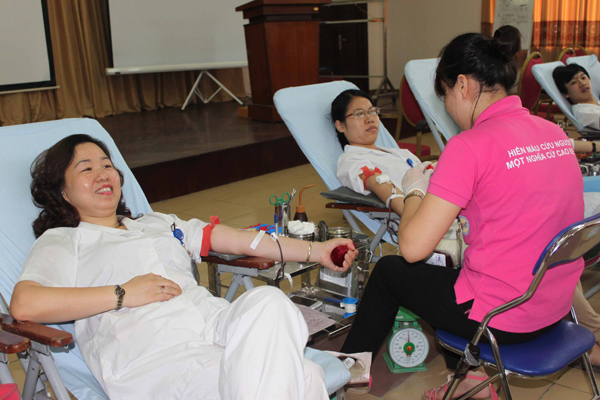 Nhân viên y tế Bệnh viện Phụ sản Trung ương tham gia hiến máu.