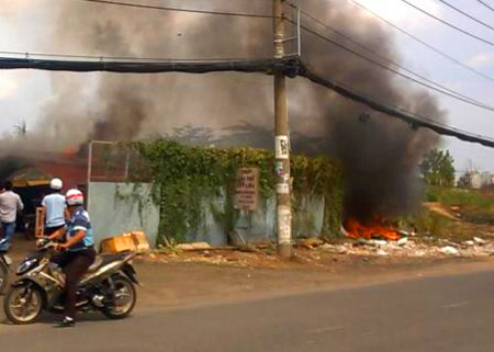 Camera ghi lại được nghi can đốt rác gây cháy 300 xe máy