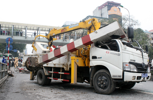 Khoảng 9h30 sáng nay, nam tài xế khoảng 30 tuổi lái xe tải biển xanh đi theo hướng Tây Sơn - Nguyễn Trãi đã húc bay thanh chắn giới hạn chiều cao của cầu vượt nhẹ Chùa Bộc - Thái Hà.