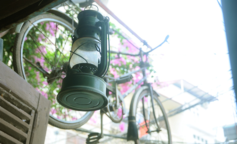 Những vật dụng để trang trí quán đều là đồ dùng cũ gợi nhớ thời kỳ bao cấp