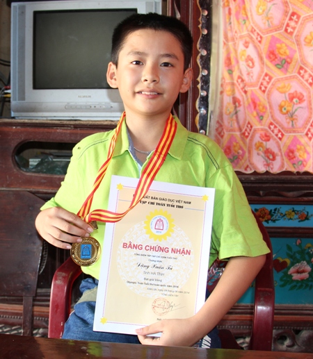 Em Tú với tấm HCV cá nhân vừa dành được trong cuộc thi Olympic toán tuổi thơ toàn quốc năm 2014