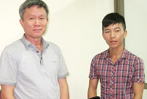 Ông Đinh Xuân Nhật (bên trái) trao lại toàn bộ số tiền 400 triệu đồng cho Lương Quốc Nam là con trai của đồng đội cách đây 38 năm. Ảnh: Giang Chinh.
