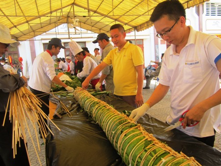 Cặp bánh được hoàn thành để dâng cúng các anh hùng, liệt sĩ