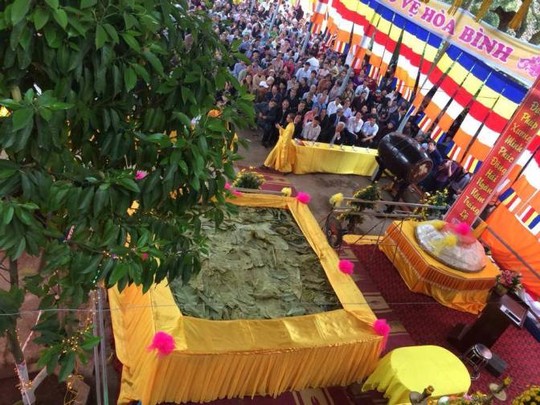 Chiếc bánh chưng lớn nhất Việt Nam nặng 4,3 tấn và chiếc bánh dày nặng 5 tạ đã chính thức ra mắt tại lễ hội đền Mẫu Tổ Âu Cơ
