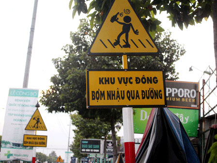 Biển báo lạ cảnh báo khu vực có đông bợm nhậu qua đường.