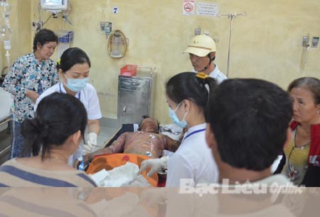 Công nhân điện lực “bốc cháy” trên cột điện