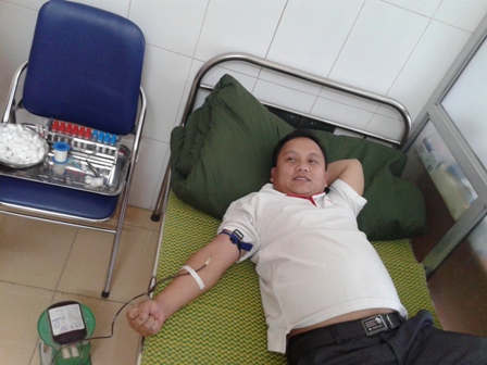 Bác sĩ BVĐK Điện Biên Đông, Điện Biên tham gia hiến máu cứu bệnh nhân.