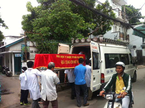 Thi hài ông Phạm Văn Tâm được chuyển đến bộ môn Giải phẫu học Trường ĐH Y Dược TP.HCM vào ngày 7.9 - Ảnh: Lương Ngọc
