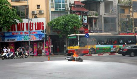 Chiếc xe máy bốc cháy giữa ngã tư.