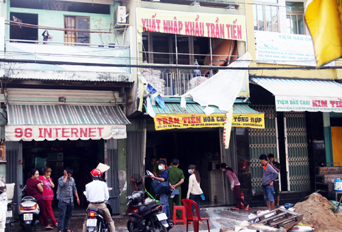 Sáng nay, cảnh sát có mặt căn nhà chứa hóa chất bị cháy để khám nghiệm, điều tra nguyên nhân. Ảnh: An Nhơn