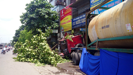 Chiếc xe đầu kéo đâm vào nhà dân.