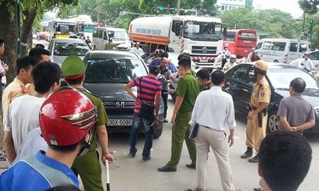 Bắt thêm 2 nghi can liên quan đến vụ sát hại tài xế CRV trên đường Phạm Văn Đồng (Hà Nội).