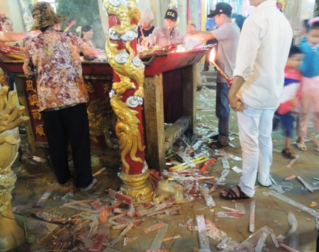 Tay vái cầu may, chân... đạp rác!