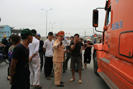 Tài xế Pháp (mặc áo đen, quần soóc) đang bị yêu cầu dừng phương tiện xử lý sai phạm