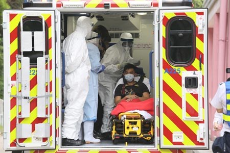 Bệnh viện Hồng Kông và đơn vị lính cứu hỏa tổ chức buổi diễn tập xử lý tình huống bệnh nhân nghi ngờ bị nhiễm Ebola vào ngày 2/9. Ảnh: CNS
