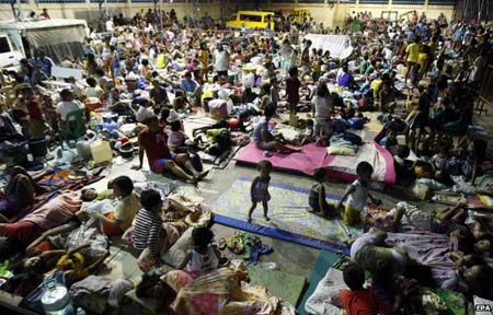 Hàng triệu người Philippines đa được di tản tới nơi tránh bão