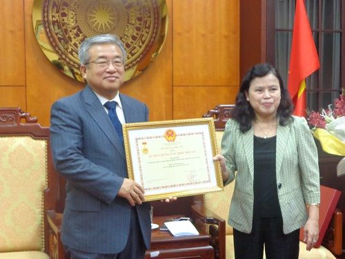 Thứ trưởng Bộ Y tế PGS. TS. Nguyễn Thị Xuyên trao tặng Kỷ niệm chương Vì Sức khỏe Nhân dân cho Trưởng Đại diện KOICA