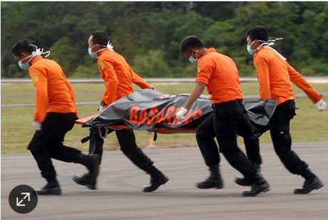 Trục vớt 7 thi thể, phát hiện thân máy bay QZ8501 bị lộn ngược