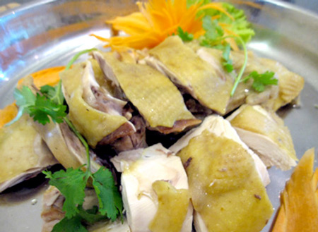 Tất cả các loại đồ ăn khách ăn thừa đều được dồn lại để bán cho khách mới