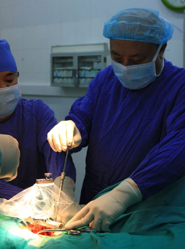 Phẫu thuật khớp tiêu tốn chi phí lớn, tiềm ẩn nhiều biến chứng