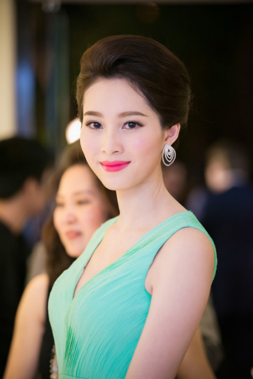Hoa-hau-Thu-Thao_1412063061.jpg