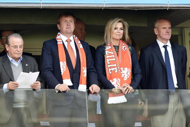 Vua Willem- Alexander và hoàng hậu Maxima đi xem trận đấu giữa Hà Lan và Australia tại vòng bảng World Cup năm nay. 