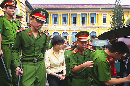 Siêu lừa Huyền Như bị giải ra xe về trại giam