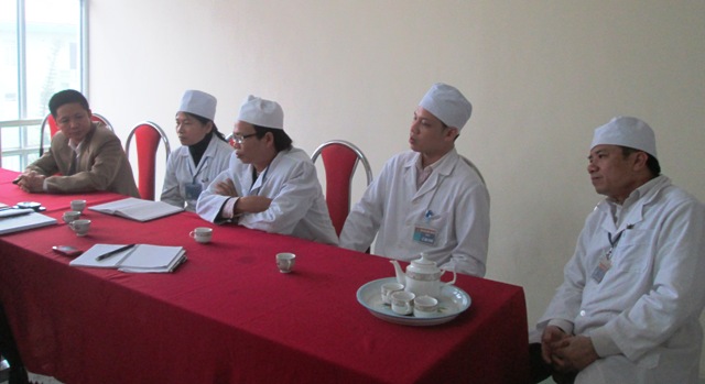 Các Bác sĩ Bệnh viện Đa khoa huyện Hoằng Hóa làm việc với PV