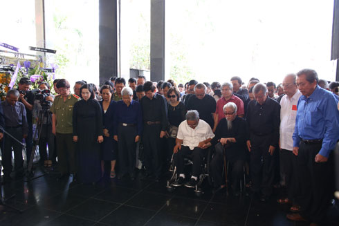 Phút mặc niệm tưởng nhớ nhà văn.