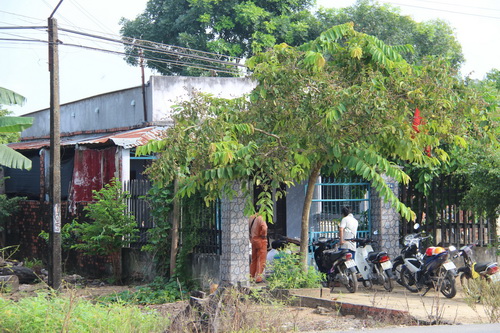 Ngôi nhà anh Tăng Văn Chiêu nơi giang hồ cộm cán Bình Dương Nguyễn Quang Toán cố thủ hơm 1h sau khi thoát khỏi một ngôi nhà gần đó. Ảnh: Hoàng Trường