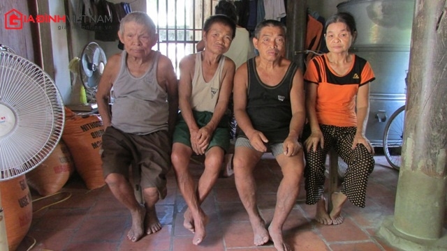 Bốn người em mắc bệnh tâm thần đều do một tay bà Vân chăm sóc
