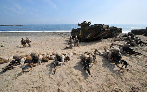 [Caption]US and South Korean Marines in Pohang, 270 kms southeast of Seoul, on March 31, 2014 Nearly 15,000 South Korean and US troops are participating in the military exercises, known as Ssangyong in Korea and Foal Eagle in the Unites StatesPicture: REUTERS