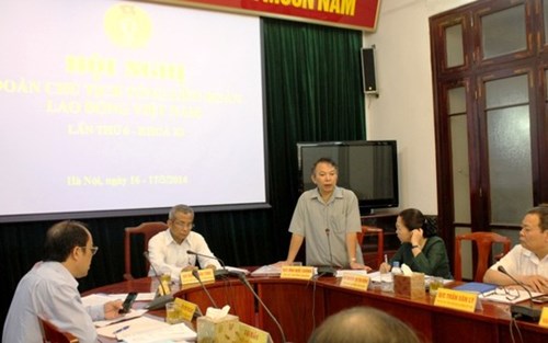 Ông Mai Đức Chính, Phó Chủ tịch Tổng LĐLĐ VN, báo cáo tình hình công nhân tại các 'điểm nóng' trong hội nghị Đoàn chủ tịch sáng nay 16-5 Ông Mai Đức Chính, Phó Chủ tịch Tổng LĐLĐ VN, báo cáo tình hình công nhân tại các điểm nóng trong hội nghị Đoàn chủ tịch sáng nay 16-5