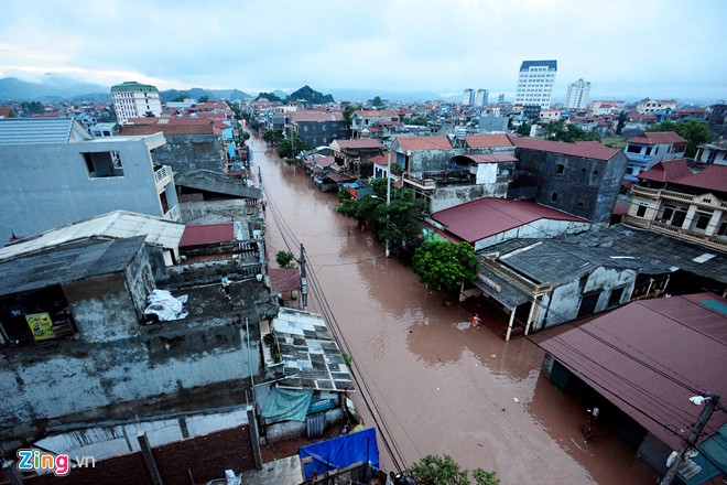 Người Lạng Sơn mò mẫm đi bằng phao giữa biển nước