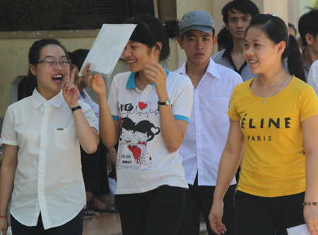 Thí sinh tại cụm thi Vinh hoàn thành xong môn thi Vật lý (Ảnh: Nguyễn Duy)