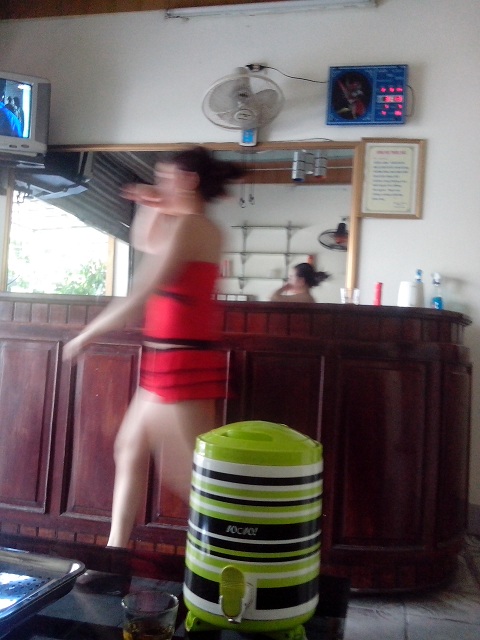 Nữ nhân viên massage ăn mặc mát mẻ, vừa phục vụ khách trong phòng đi ra 