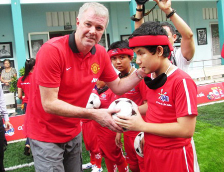 Gary Pallister (trái) trao quà cho trẻ em khiếm thị Việt Nam (ảnh: Quốc Anh)