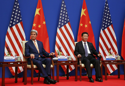 Chủ tịch Trung Quốc Tập Cận Bình và Ngoại trưởng Mỹ John Kerry tại lễ khai mạc Đối thoại Chiến lược và Kinh tế hôm nay ở Bắc Kinh. Ảnh: Reuters