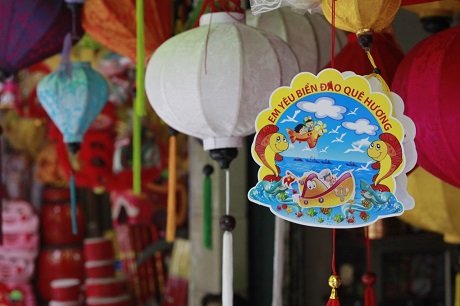 Mặt hàng đèn lồng biển đảo mới xuất hiện trong dịp Tết Trung Thu năm nay