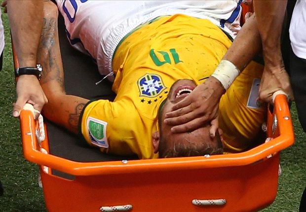 Neymar ôm mặt đau đớn sau cuú ào bóng của 